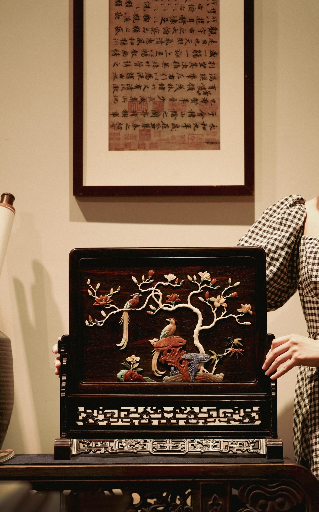 大红酸枝『富贵长寿』插屏大红酸枝攒框，古韵新作，独板屏心百宝嵌花鸟图，配色典雅，