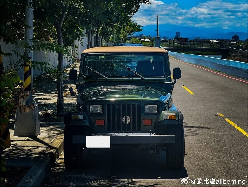 台湾老车🇺🇸1995年 Jeep Wrangler 這整體配色好經典[心] 