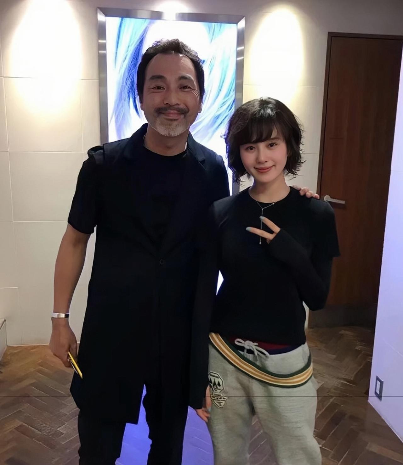 刘诗诗旧照，她留短发造型的样子，小碎发真的好萌哒可爱啊。

刘诗诗五官精致，这发