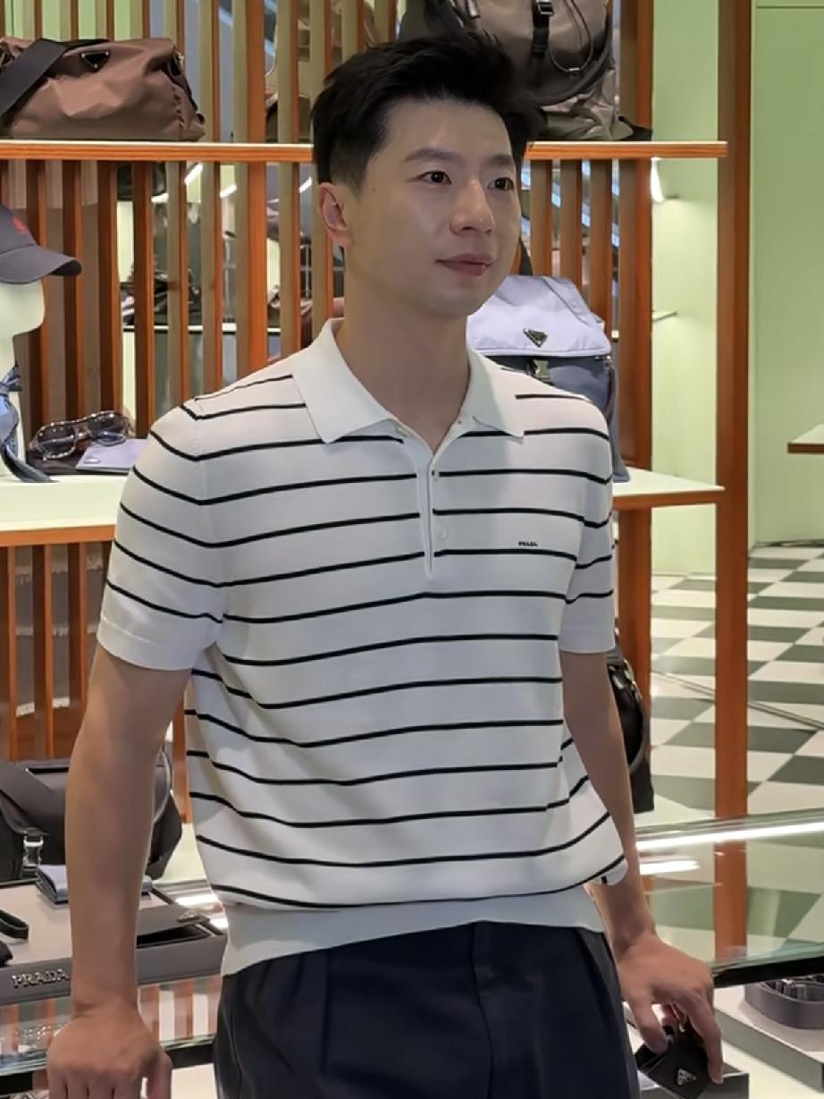 龙队不打球年轻了十岁啊，
有网友在深圳万象城偶遇马龙，
他穿着一件白色横条的po
