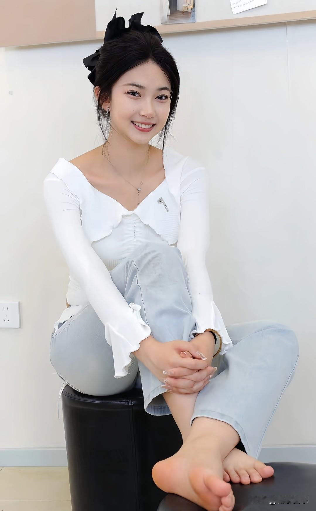 咖啡馆里的甜美少女，穿搭清新，微笑迷人！😊💕 晒晒你的咖啡美图今日分享随手拍