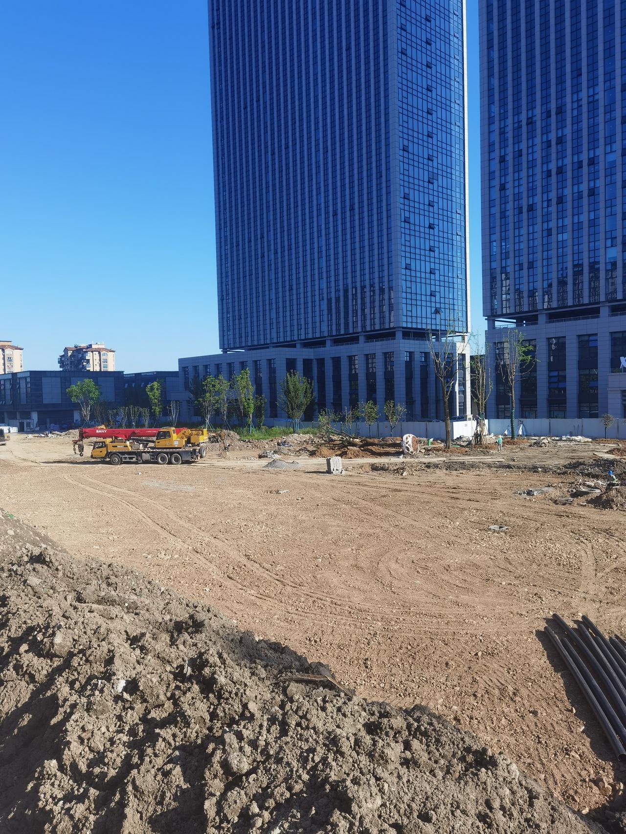 袍江安居城在种树，绿化开始了。窨井地下全好了，在搞地面上的。
袍江安居城 袍江安