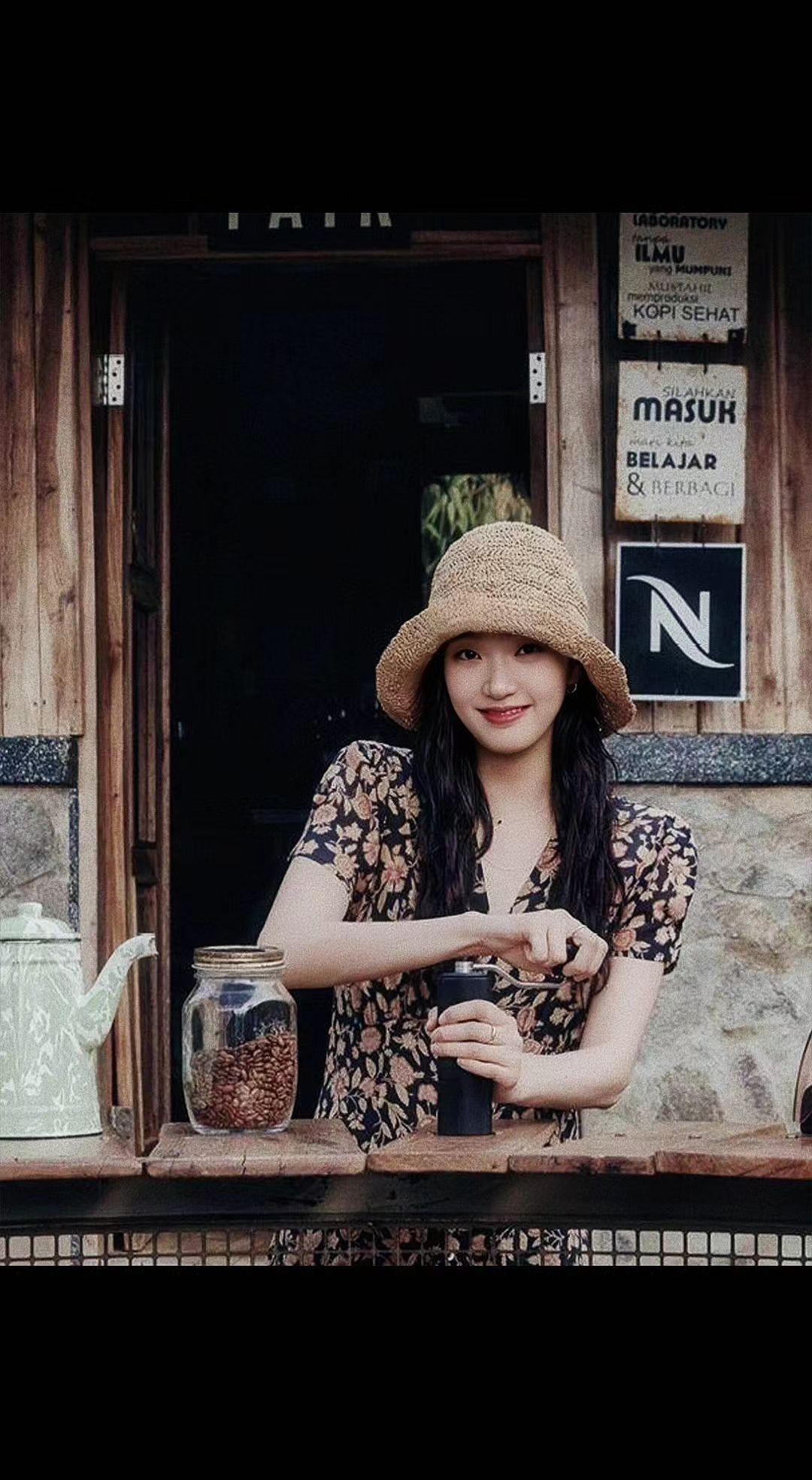 ☕草帽滤着阳光，咖啡豆在石罐里打盹～
旋转的手柄把时光碾成碎金✨
原来治愈是不用