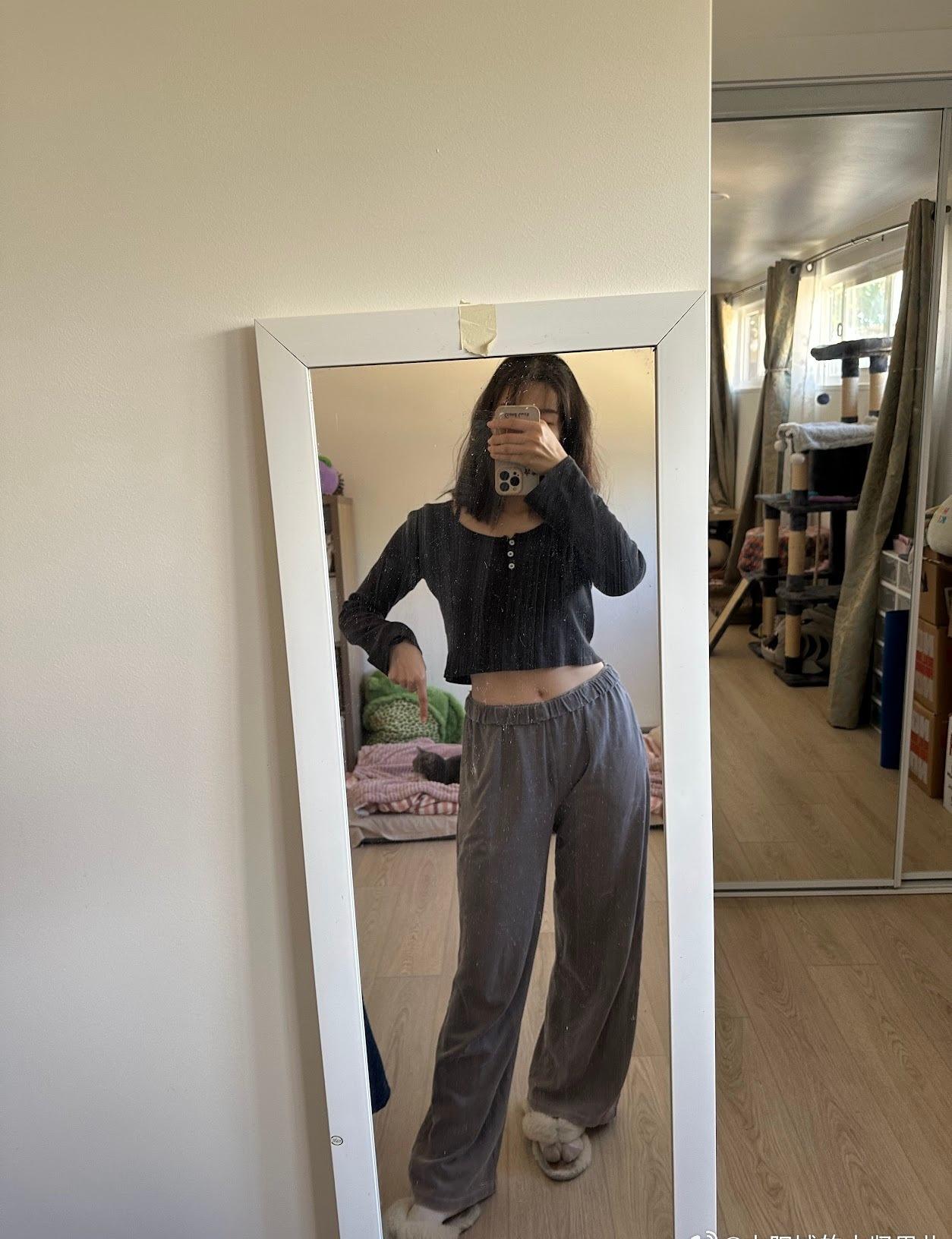 黑色长袖上衣
灰色休闲裤
（最常穿的两件了 都穿松了😂
3/2026 ​​​