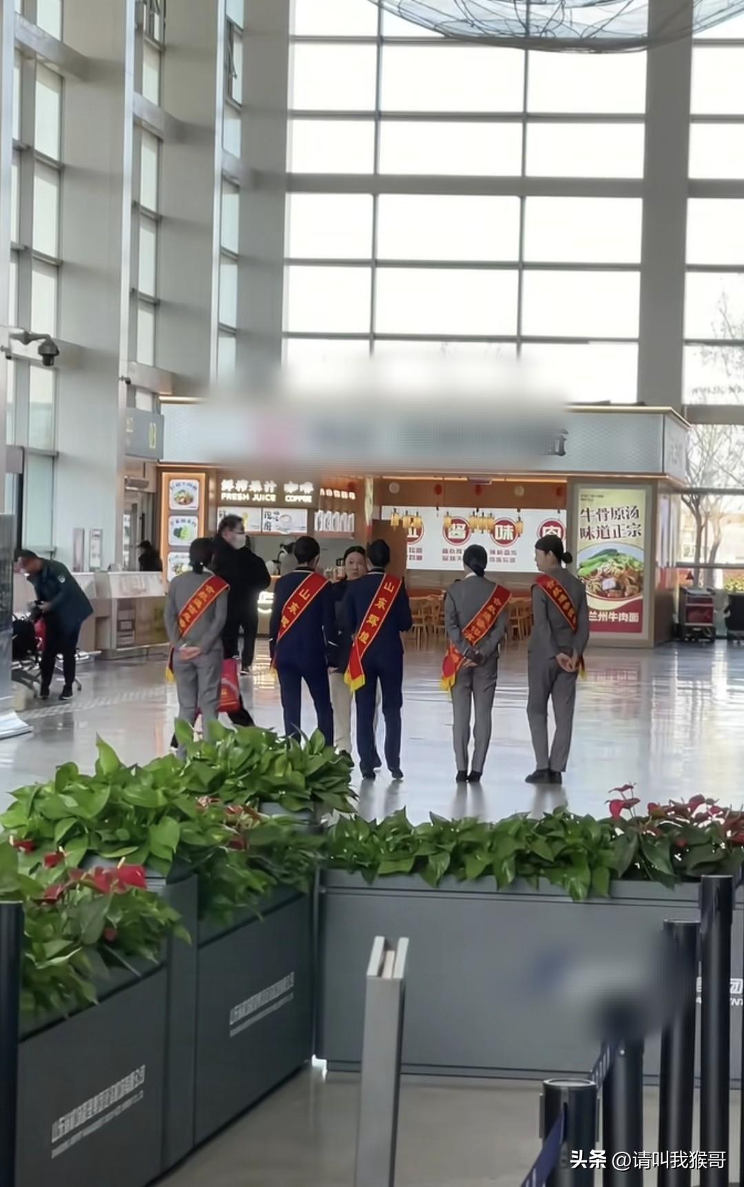 有看到有网友吐槽这种在机场找人办理信用卡的，包括在银行里卖理财产品和保险的，乍一