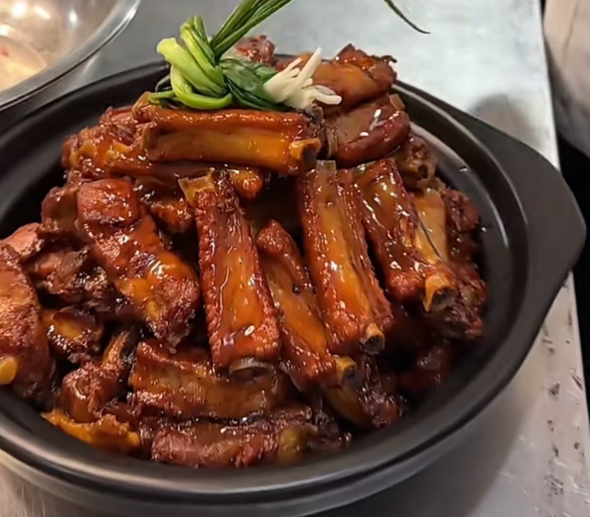🍚今天食堂的硬菜有点东西啊！糖醋排骨酱汁裹得超均匀，番茄炒蛋酸甜度刚好，连鱼汤