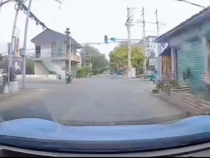 老太太开三轮车撞上小车，当场转起了好多圈，场面又惊险又搞笑，最后还是好心的路人帮