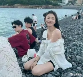 林允去海边玩居然被路人给无视了，那两个男生也不去打个招呼 ​​​