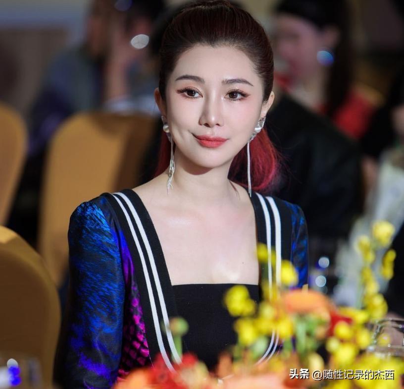 王励勤在运动员里辨识度是很高的那种，小脸小眼睛，但他个高，比较有男人味，娶到妻子