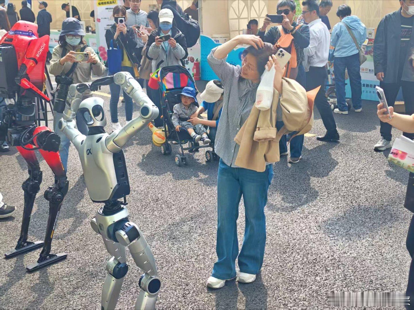 【荣耀机器人夺冠后首次亮相】2026金融街智绘春光嘉年华春天的氛围感被狠狠拿捏了