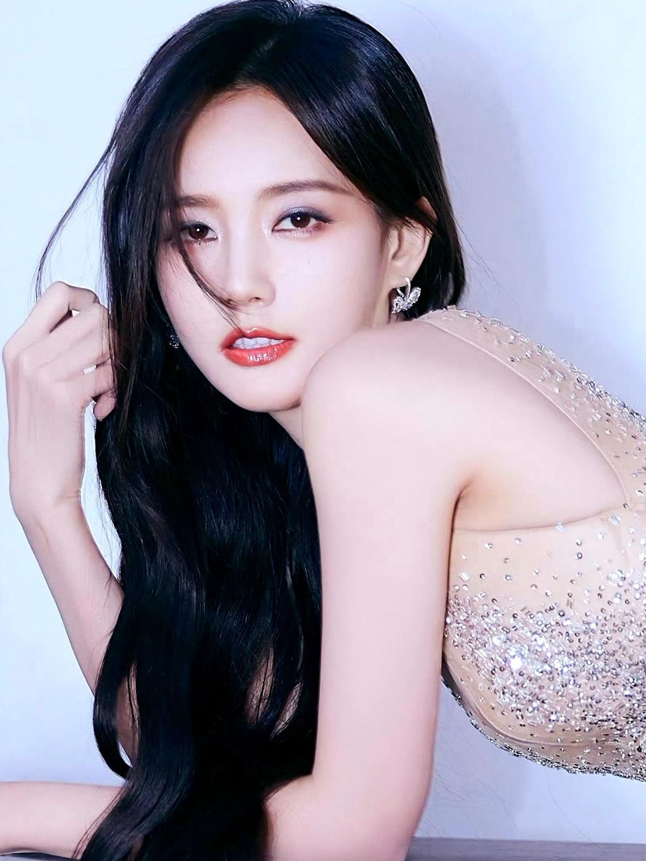 李一桐的颜值天花板？这组光影大片我能循环看一百遍～～李一桐 李一桐礼服造型 明星