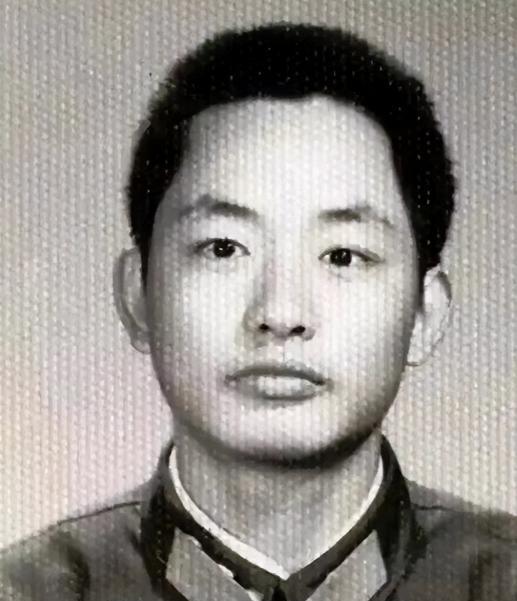1984年，我军的一名排长在山中巡逻，突然遇到三名解放军战士向他走来，并向他打招