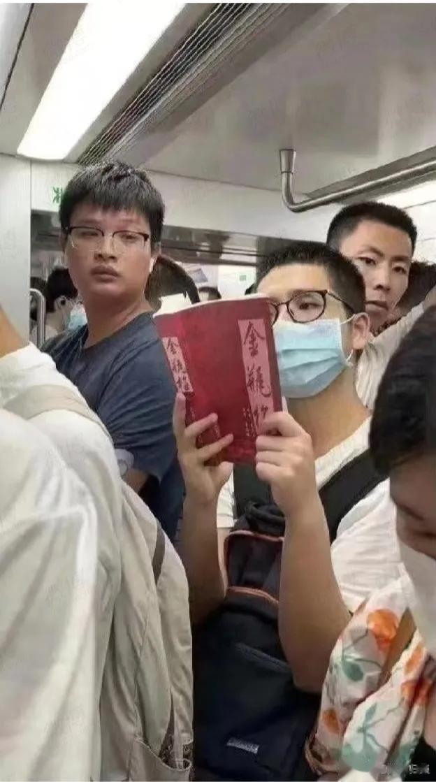 人与人之间的差距一目了然，地铁上遇到一位爱学习的哥们，当你在低头玩手机的时候，别