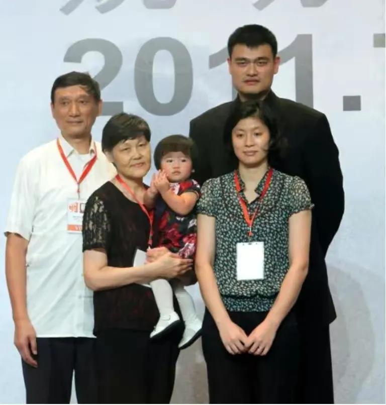 姚明夫妇和父母的合影照，感觉叶莉跟婆婆同框有点儿拘束……