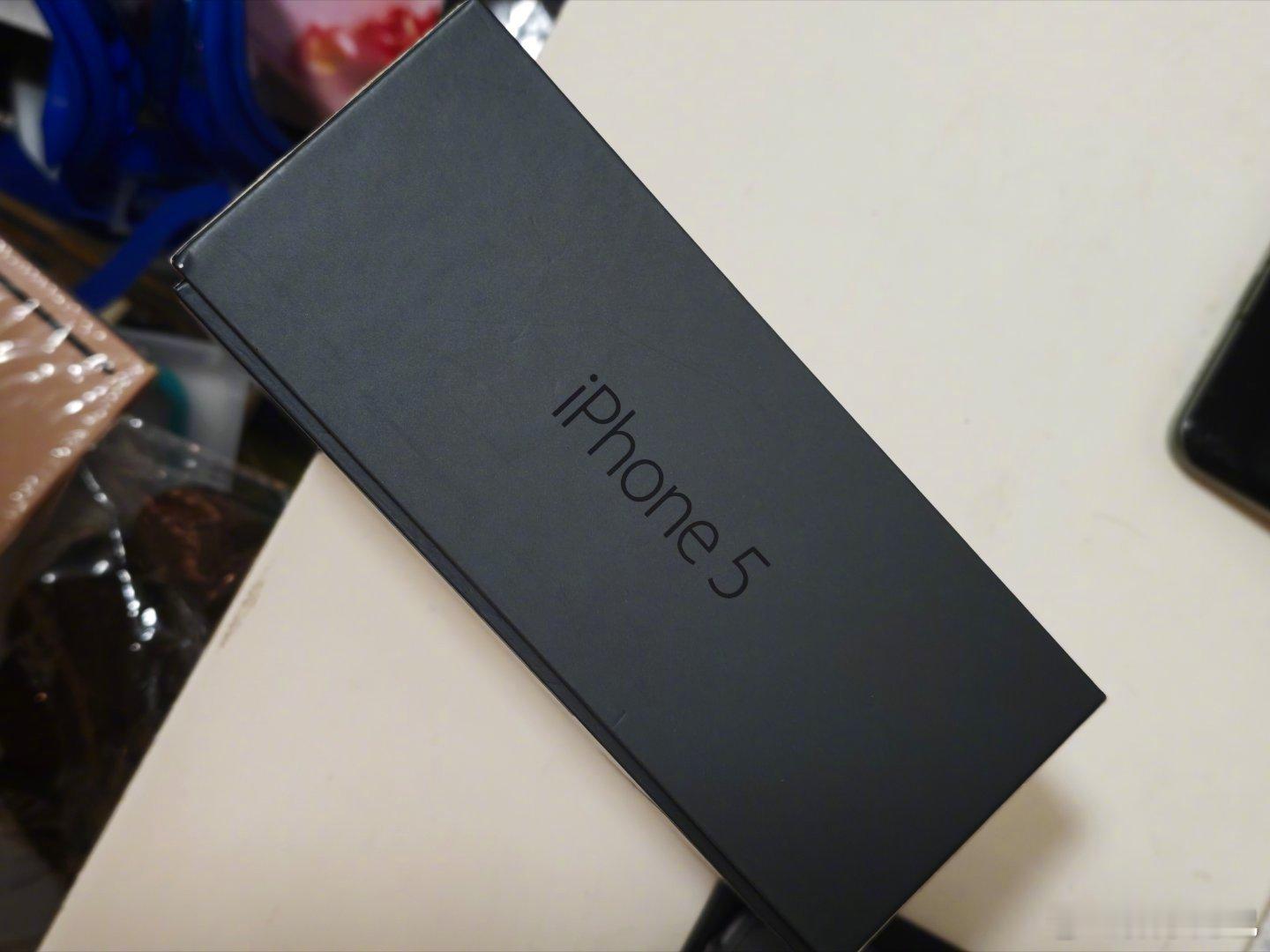 在老家的抽屉里挖出一台iPhone5（的包装盒）看这充电头应该是港版重点是 当年