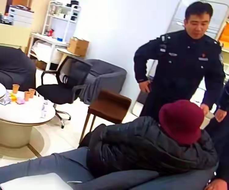 上海68岁独居阿姨执意花92万为网恋“军官男友”买名表，民警苦劝一小时揭穿“百万