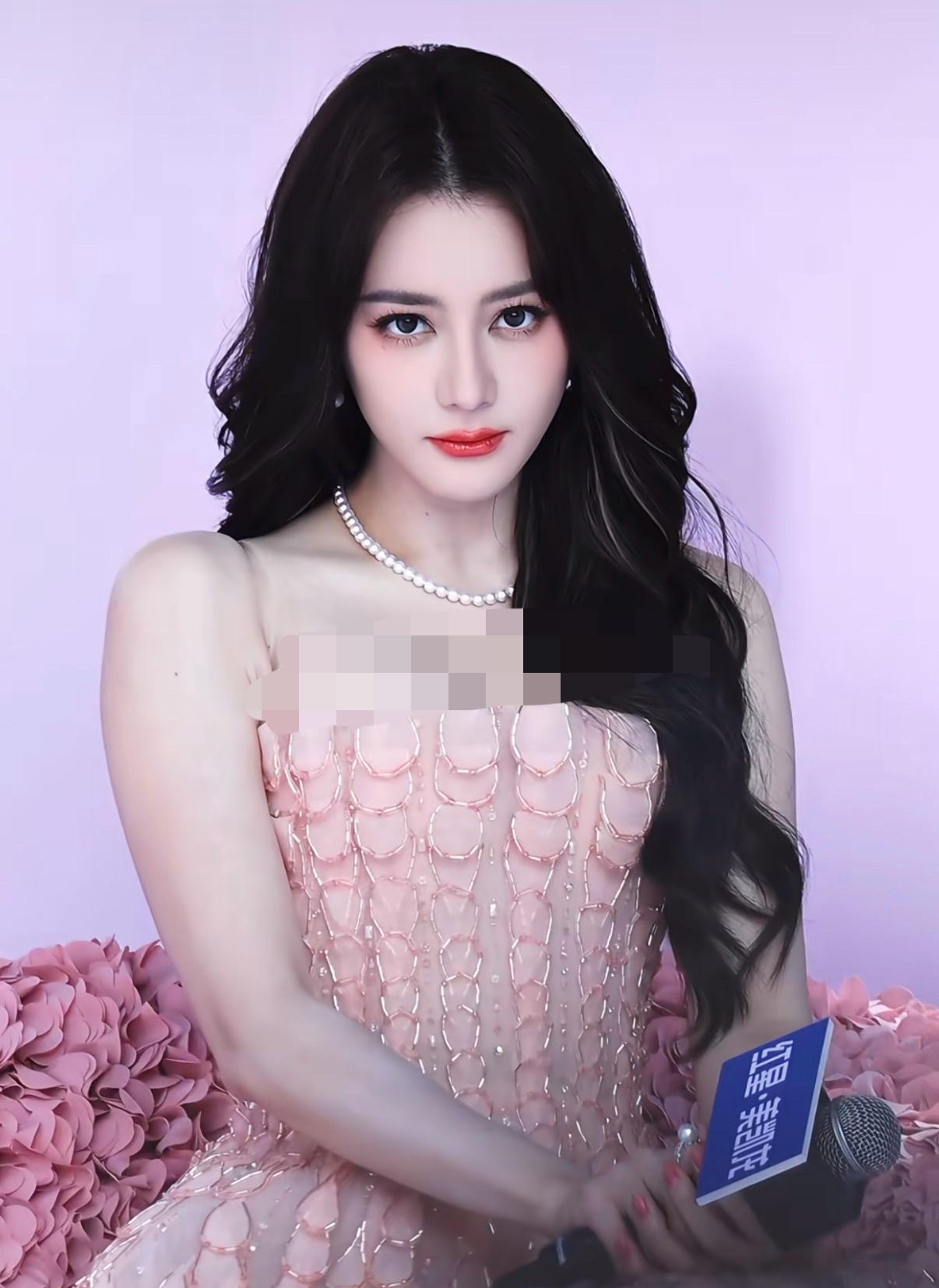突然发现一件事，迪丽热巴的脸其实没有变啊，只是她肩部骨架变大，胳膊变肉了，所以整