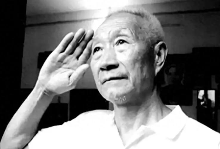 他曾任红五军团政治部通讯员，晚年却没法认定身份，为证红军身份，他在最高检门外蹲守