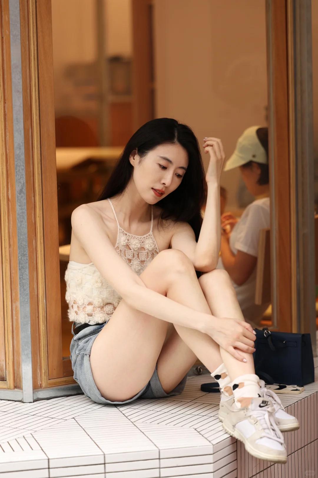#夏日生活打卡季#🎽🩳 夏日炎炎，解锁清凉时尚新姿势！吊带背心遇上牛仔短裤，