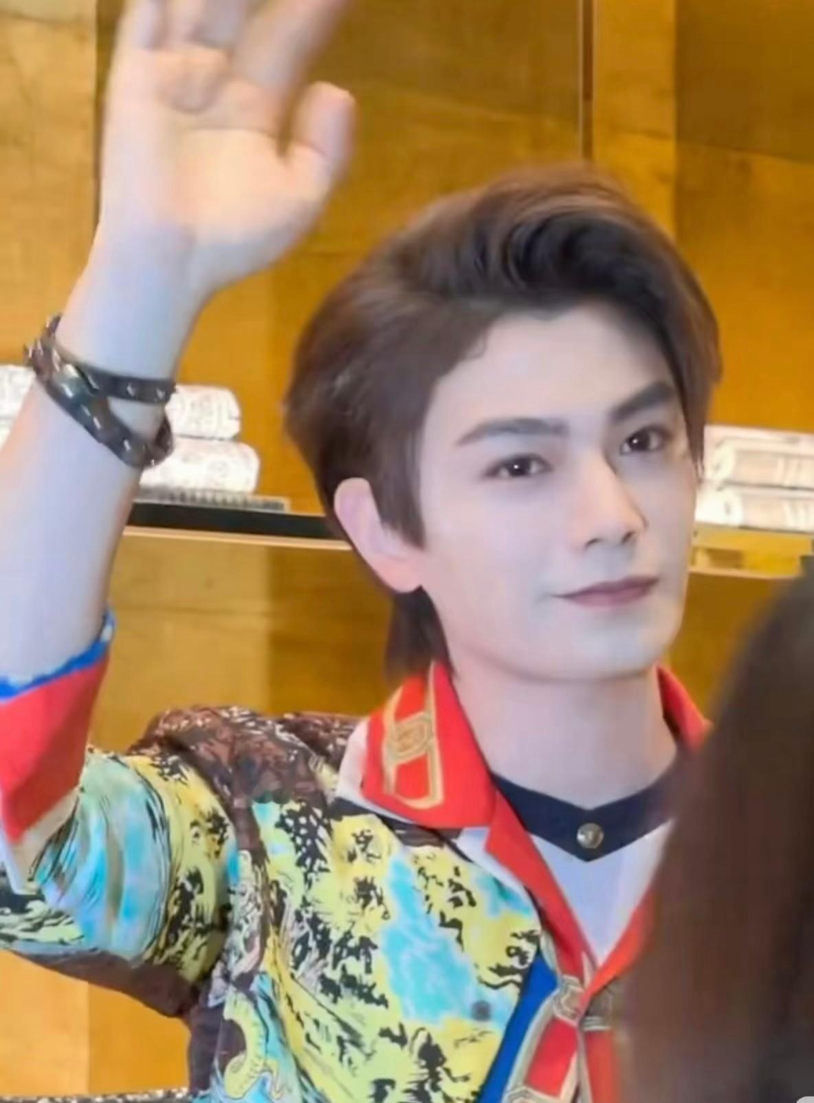 丁禹兮花衬衫条纹长裤造型丁禹兮成都范思哲活动生图 颜值是第一生产力 