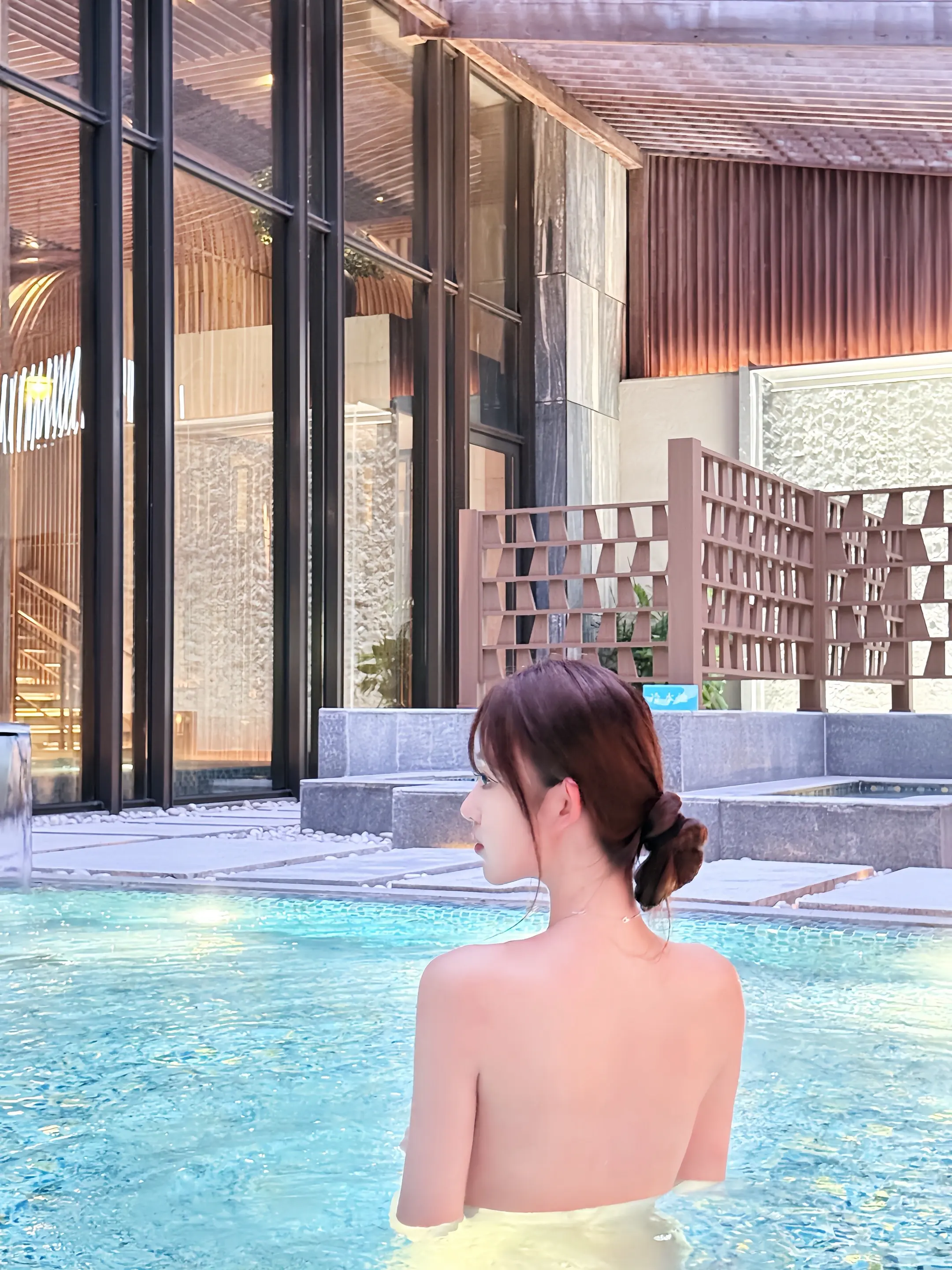 眼中倒映着夏夜绚烂的烟火～