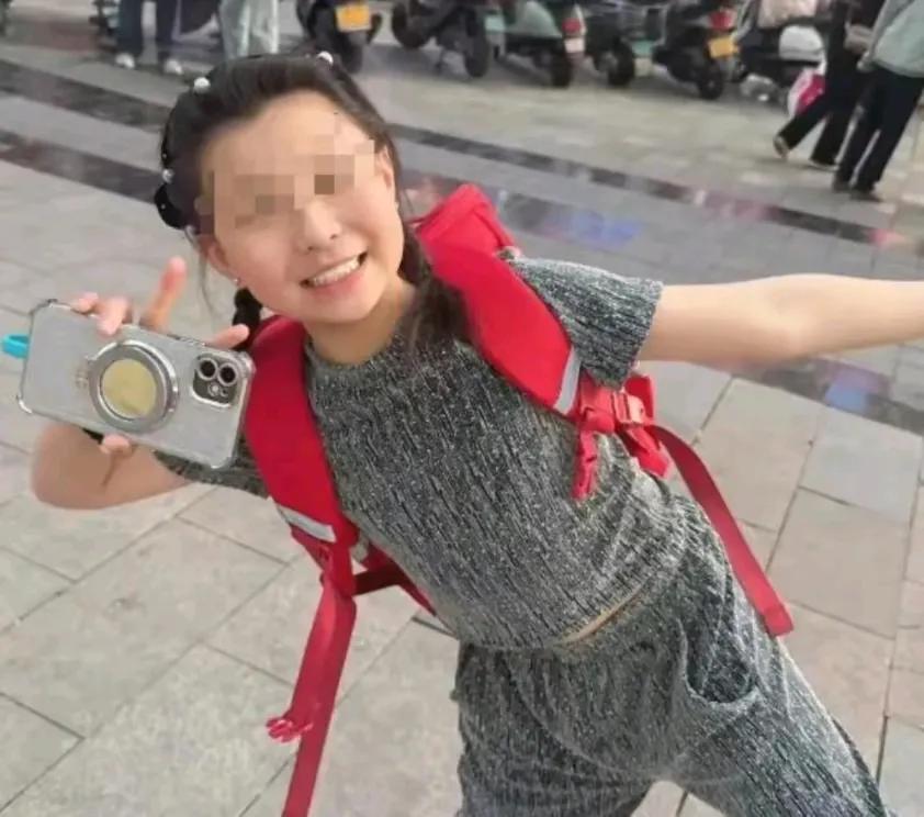 重庆丰都，八岁女孩萌萌在长江游泳溺亡。当妈妈接到消息赶到江边，看到女儿的失去生命