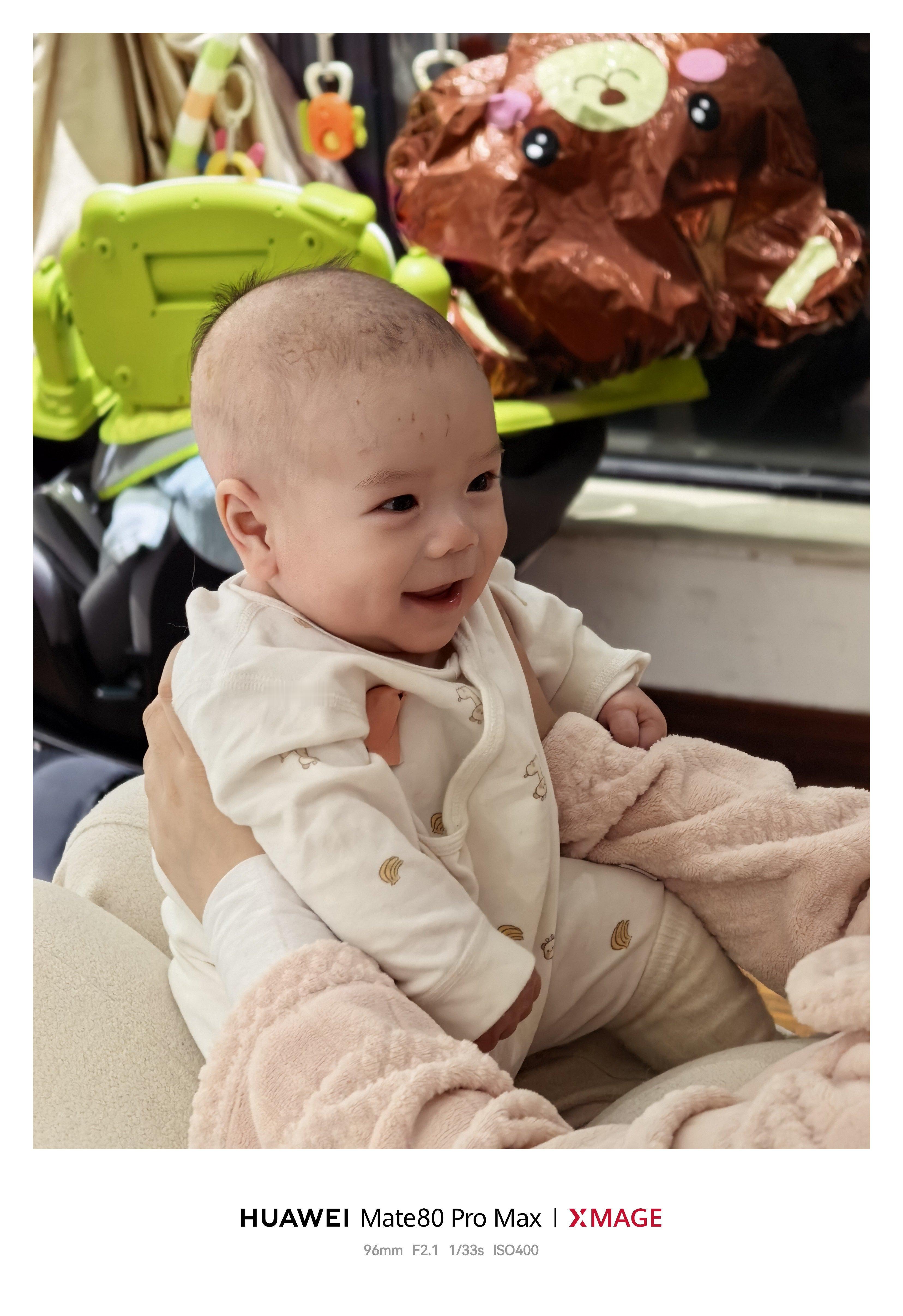 育儿嫂玩手机一脚把婴儿踢下床所以小孩还是自己带比较放心…虽然没有危险的地方爸爸最