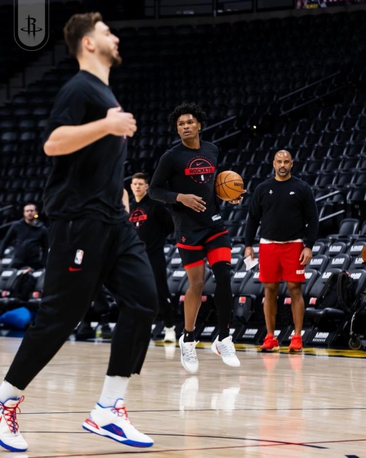 NBA著名记者布雷特西格尔晒出了他选出的最佳防守阵容名单。在最佳防守一阵当中，有