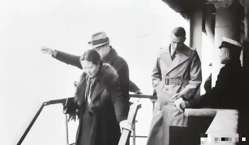 1937年2月，于凤至回国陪伴张学良，走下轮船时的一张留影 