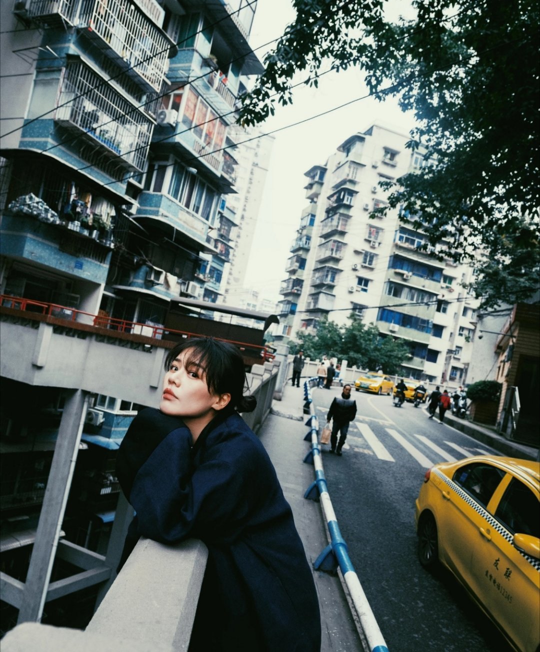 电影感这东西，说玄也玄，说实在也实在。不是靠妆容、滤镜堆出来的，是整个人的气质、