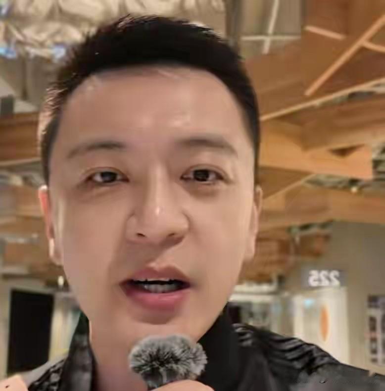 杨鸣提前离场！
中国男篮对阵日本男篮前，杨鸣不仅亲自到现场观赛，而且还携带其父亲