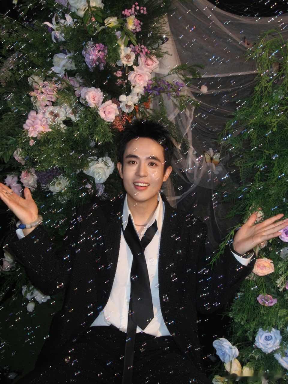 王星眼神终于不再是惊恐状态了 连斗嘴都变成了甜的注脚：嘉嘉吐槽他挑食时，他会笑着
