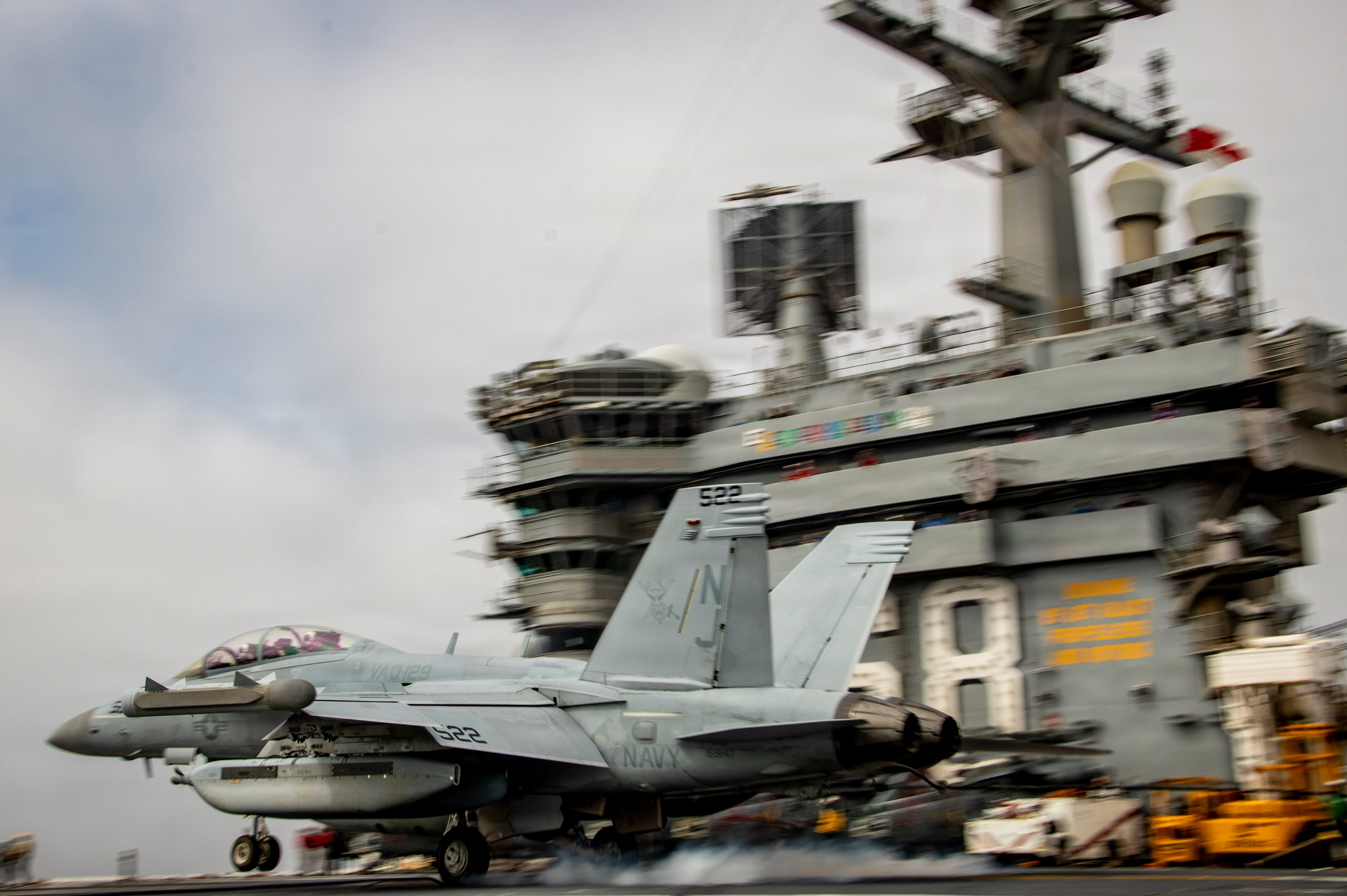 美国海军发布照片，证实原本进入退役流程的尼米兹号，已经于3月14日重新部署舰载机