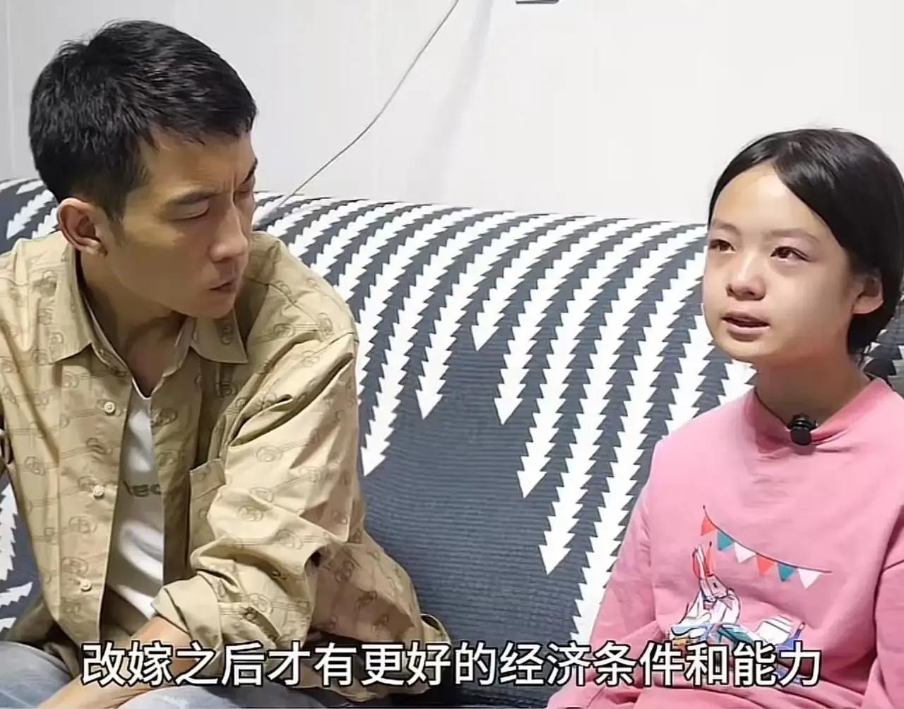 看的人眼泪直流！爸爸去世，妈妈选择改嫁，希望 10 岁的女儿能理解自己！女儿为了