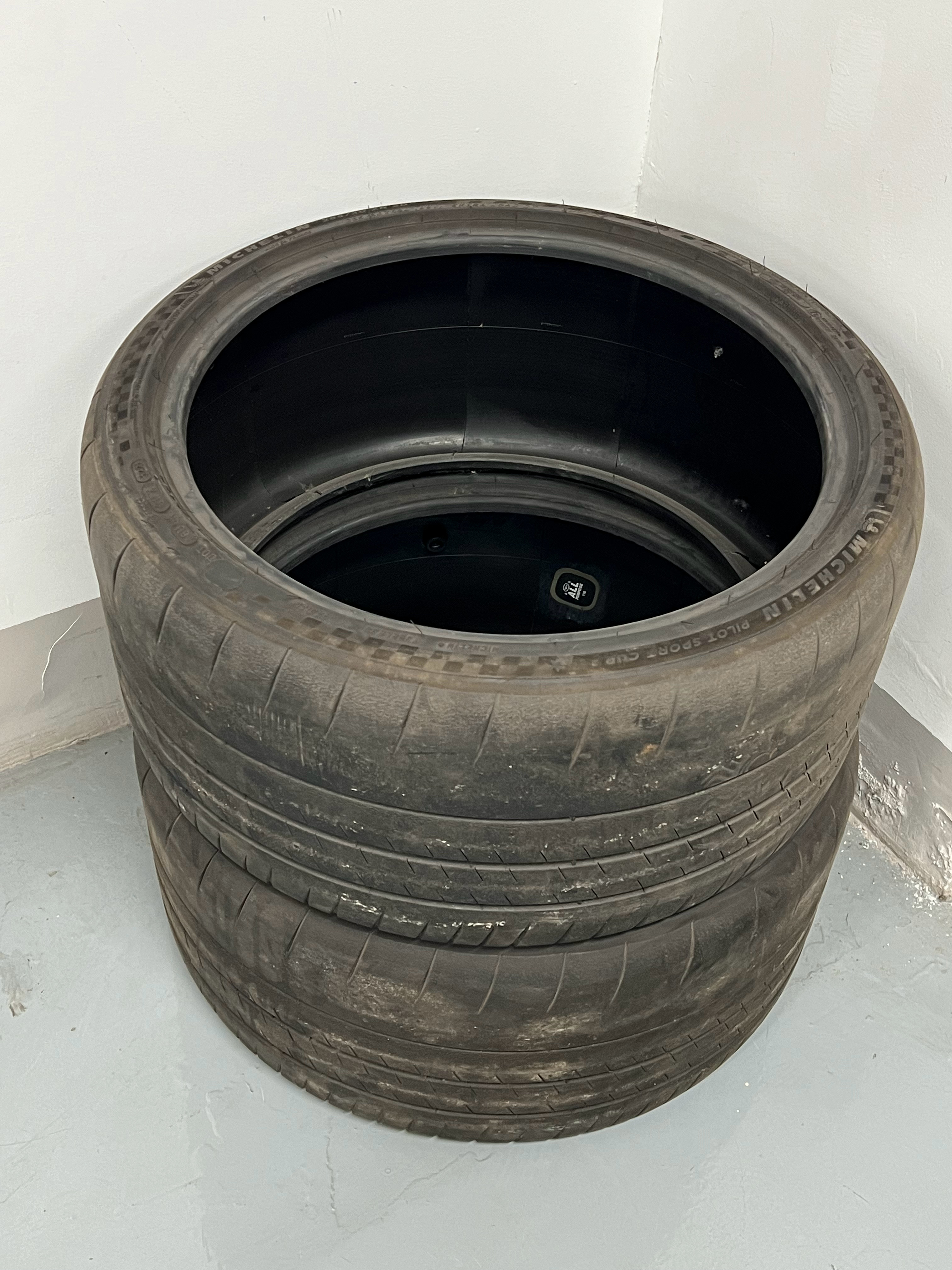 收拾收拾仓库，把之前的轮胎拿出来了。发现米其林cup2里面有一个位置，大家知道这