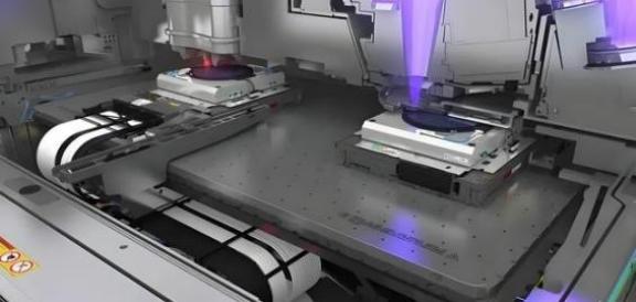 美国：绝不允许把使用美国技术的光刻机卖给中国。中国：绝不允许把使用中国稀土的光刻