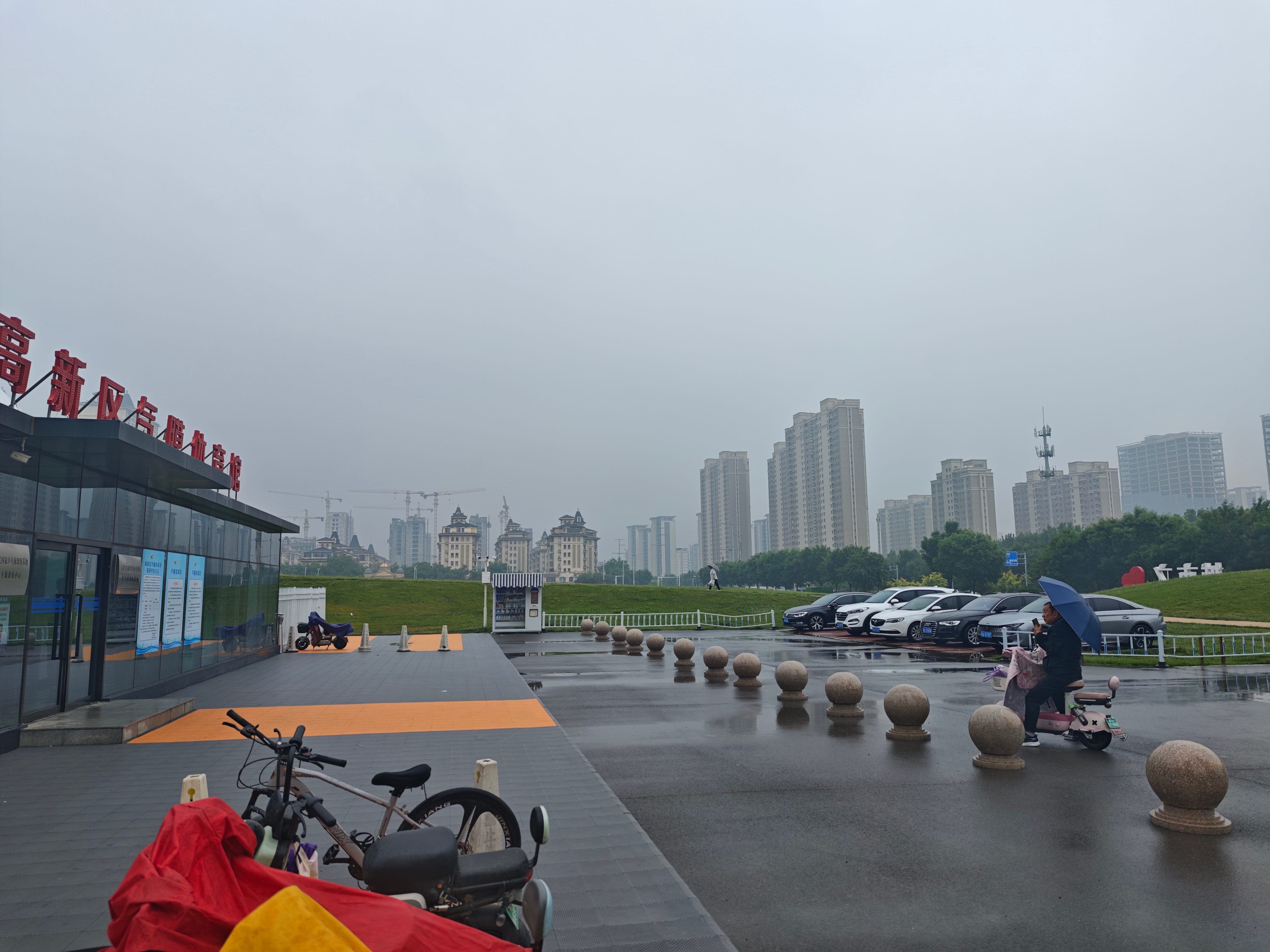 石家庄下雨天不打球？不可能的！欧哥和朋友风雨无阻，我骑电动车，他坐公交车，这就是