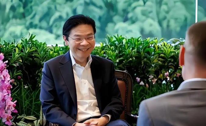 [下雨]左手美国“保护费”，右手东方“合作红利”，新加坡的生存智慧有多绝？

海