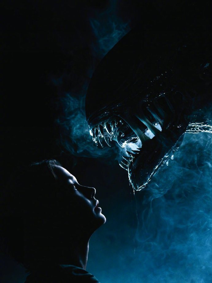 近日，电影《#异形：夺命舰#》曝光了一张主演卡莉·史派妮的全新剧照。剧照中，异形