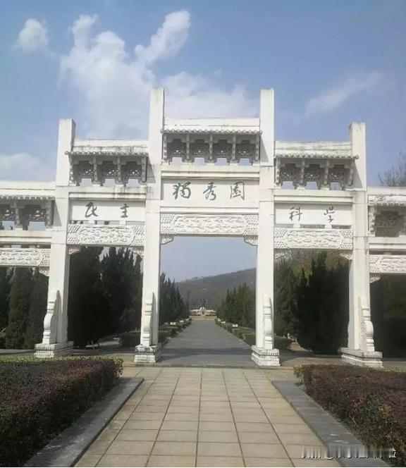 1980年，安庆市要拆掉陈独秀的老宅，改做自来水厂。曾经是新四军女战士的张君听闻