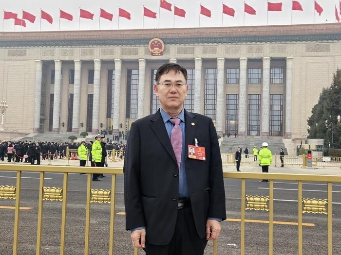 3月9日，全国人大代表、滨州市农业技术推广中心正高级工程师陈恩明在接受新黄河记者