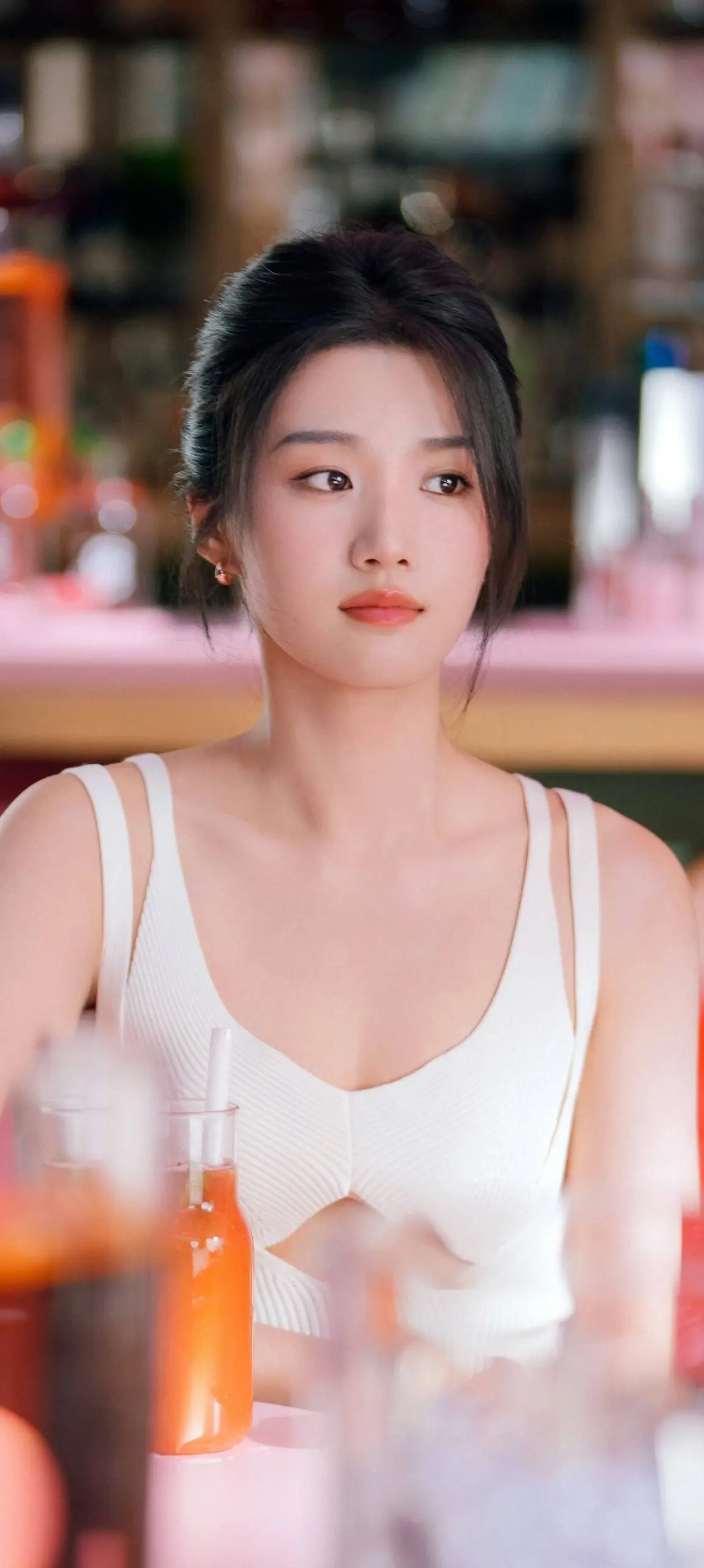 卢昱晓 双肩带白裙造型，治愈甜美