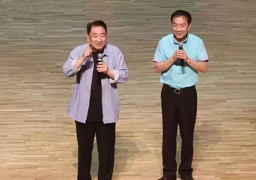 七旬老艺术家枣庄献艺，不靠噱头凭本事逗乐，这才是相声该有的样
75岁的姜昆和78