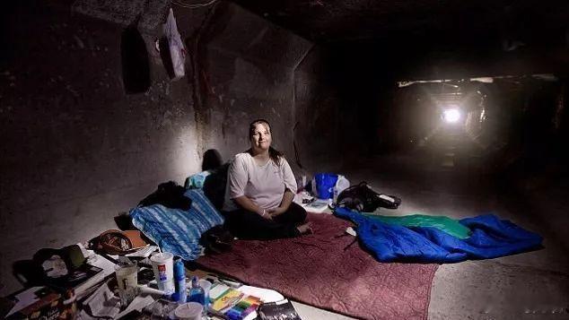 美国生活在下水道的人 2020年4月的报道↓拉斯维加斯这群生活在下水道里面的人，
