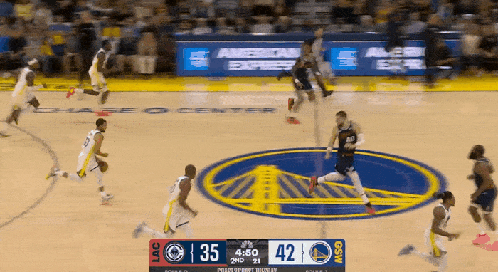 库有引力！快船这是有多怕库里？
在今天NBA常规赛勇士对阵快船的第二节比赛中，库