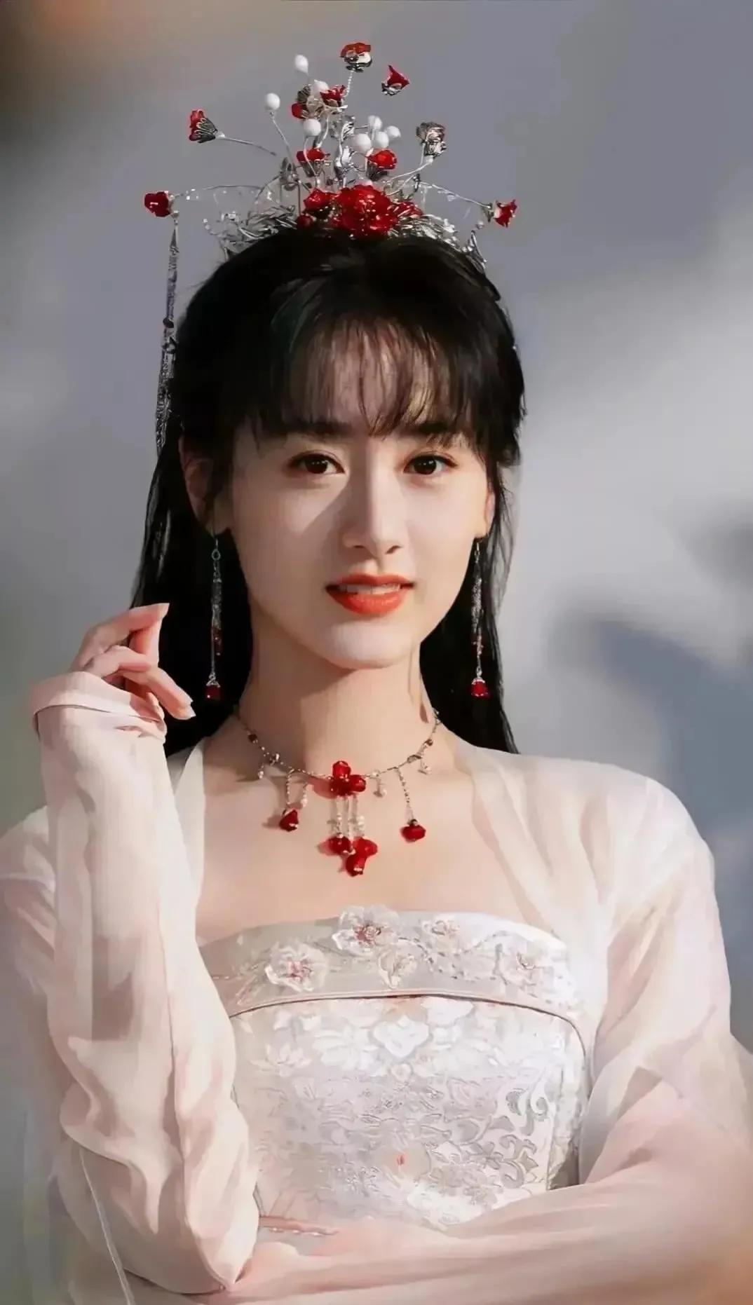 袁冰妍是一位备受瞩目的中国演员，她以出色的演技和迷人的外貌赢得了广大观众的喜爱和