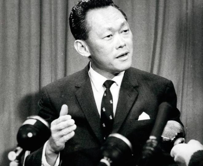 1965年，新加坡独立，李光耀当即宣布将废除汉语，将官方语言改为英语，而在彼时新