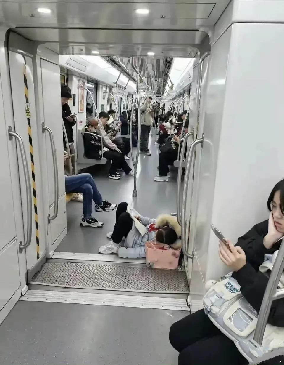 地铁上的小学生：疲惫的小身影，沉重的学业负担
 
今天在地铁里看到一幕，让我心里