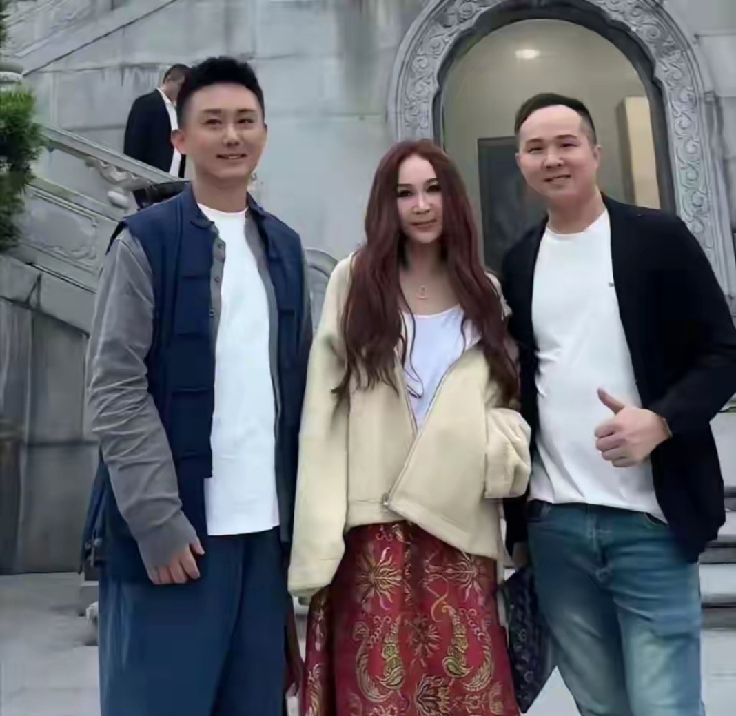 她曾被誉为香港第一美女，结婚多年依旧颜值在线，容颜从未老去。 