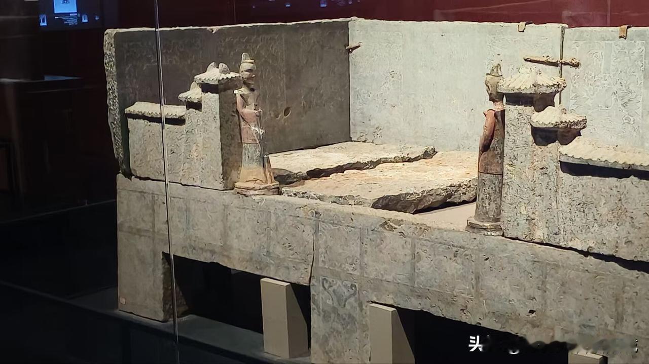 在汉魏洛阳故城遗址博物馆内有一具北魏画像石棺床，出土于洛阳孟津区平乐镇朱仓村，其